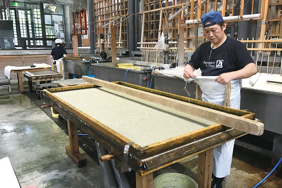 徳島に伝わる「阿波和紙」を使用したこだわりの進物箱
